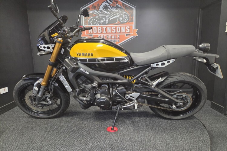 YAMAHA XSR900