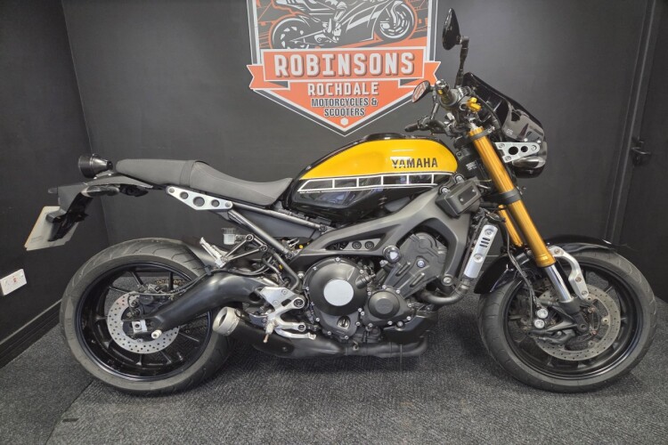 YAMAHA XSR900