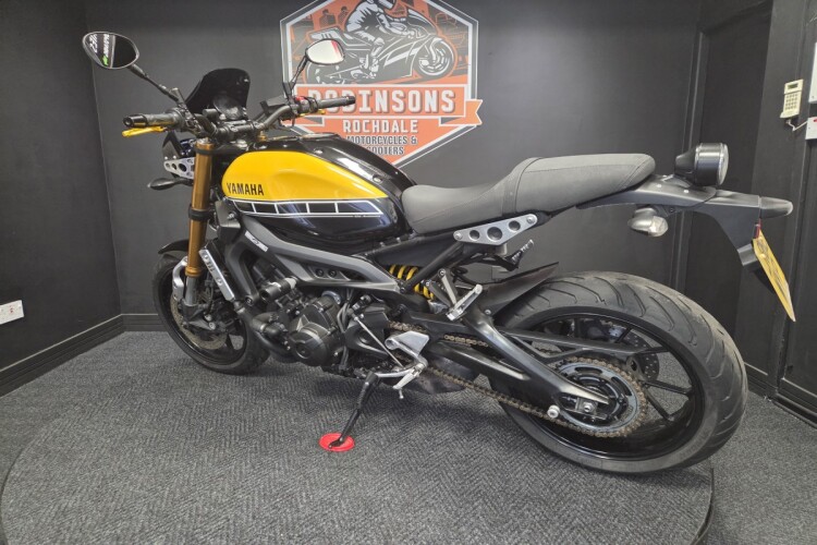 YAMAHA XSR900