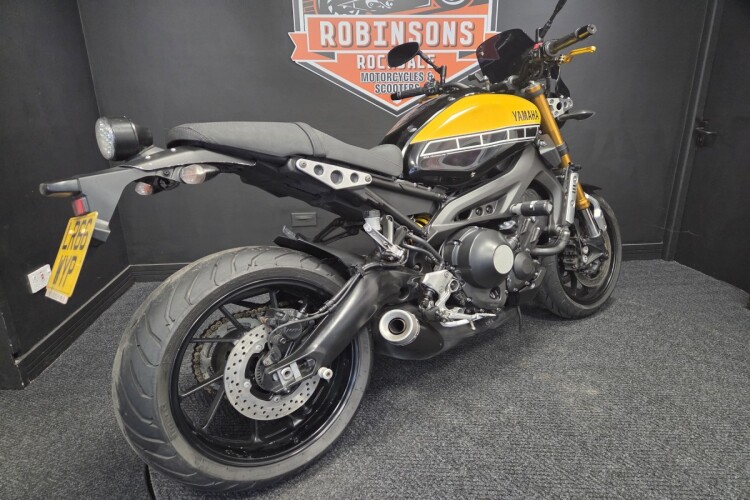 YAMAHA XSR900