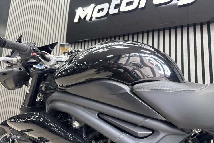 TRIUMPH SPEED TRIPLE 1050