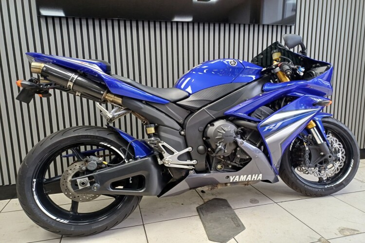 YAMAHA R1