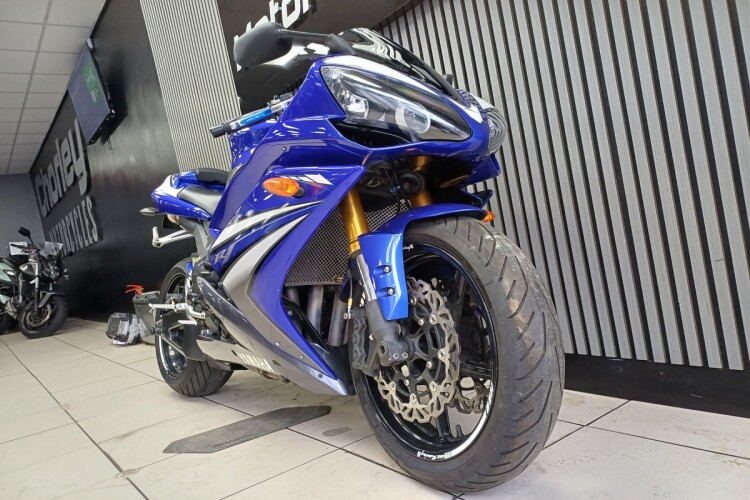 YAMAHA R1