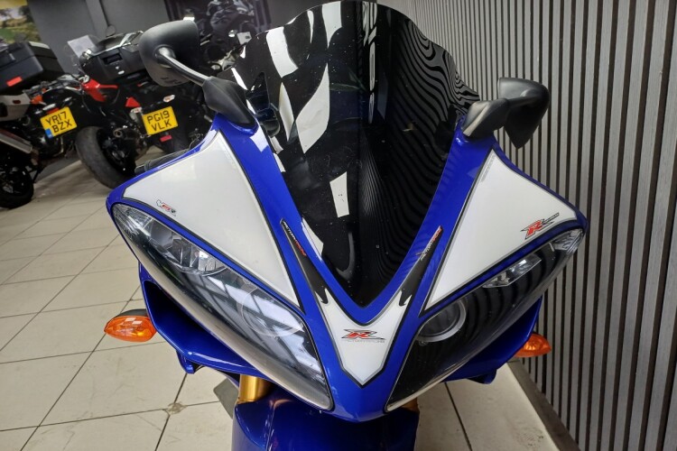 YAMAHA R1