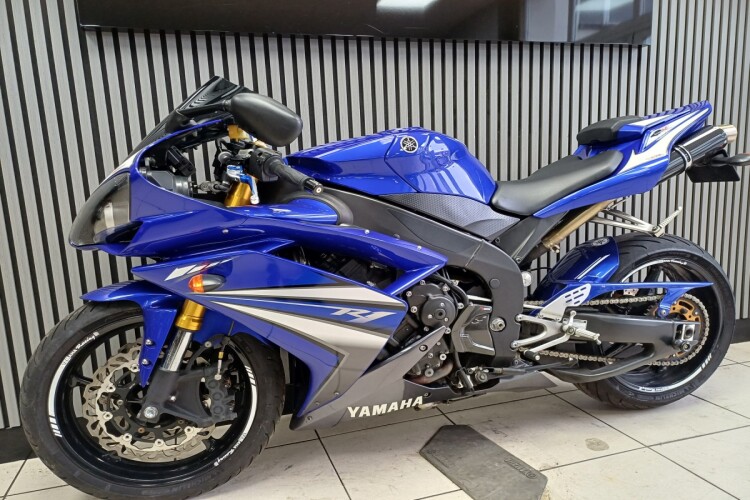YAMAHA R1