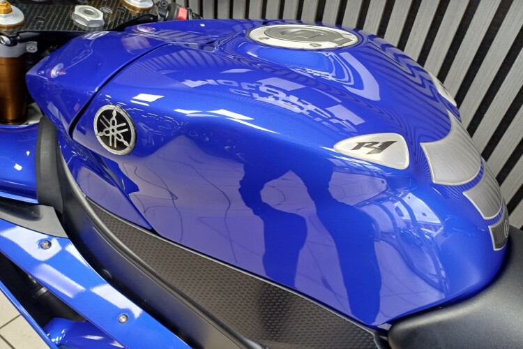 YAMAHA R1