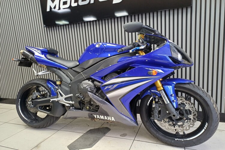 YAMAHA R1