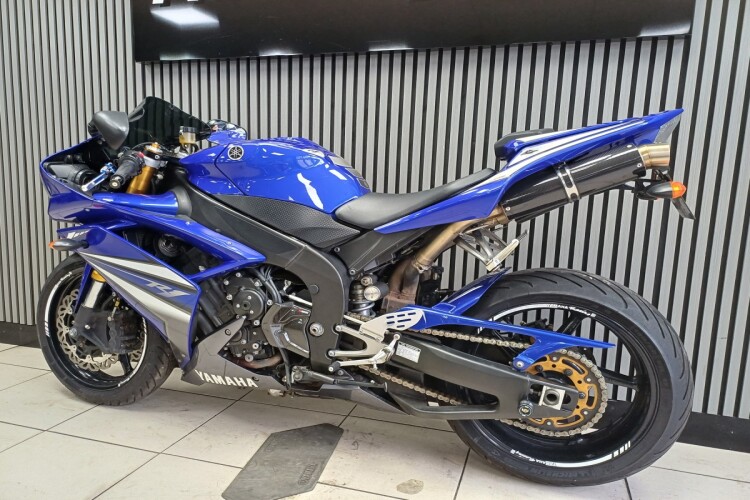 YAMAHA R1