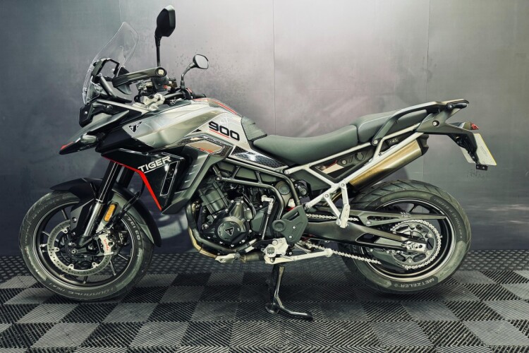 TRIUMPH TIGER 900