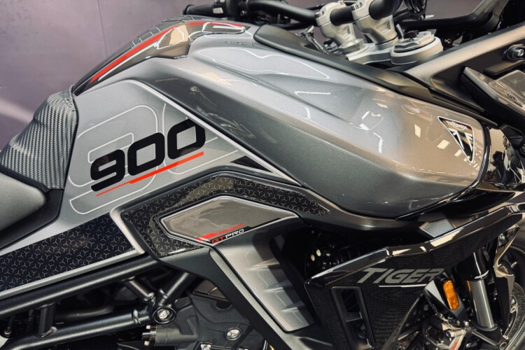 TRIUMPH TIGER 900