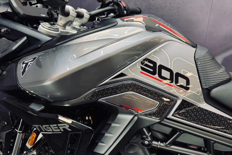 TRIUMPH TIGER 900