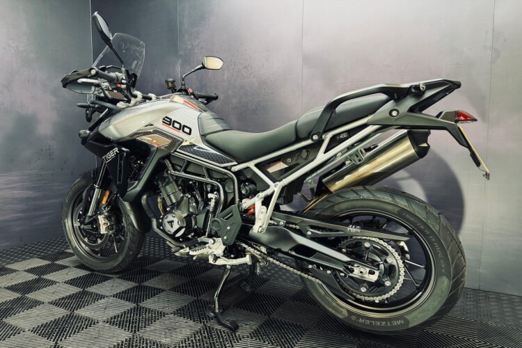 TRIUMPH TIGER 900