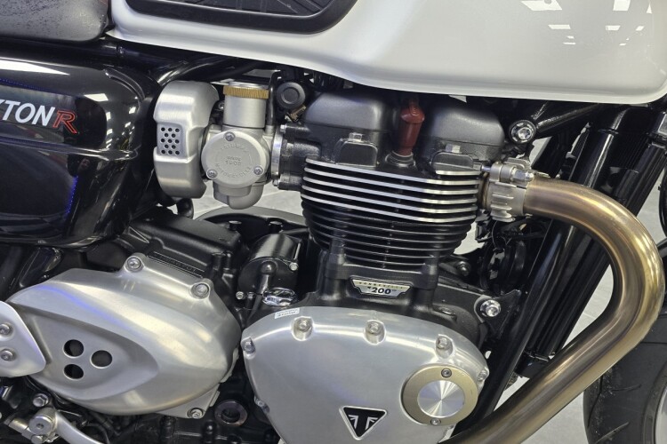 TRIUMPH THRUXTON 1200 R