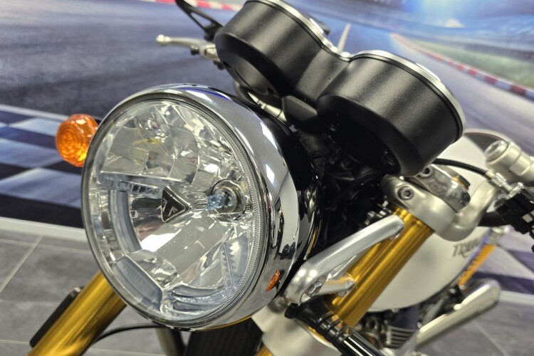 TRIUMPH THRUXTON 1200 R