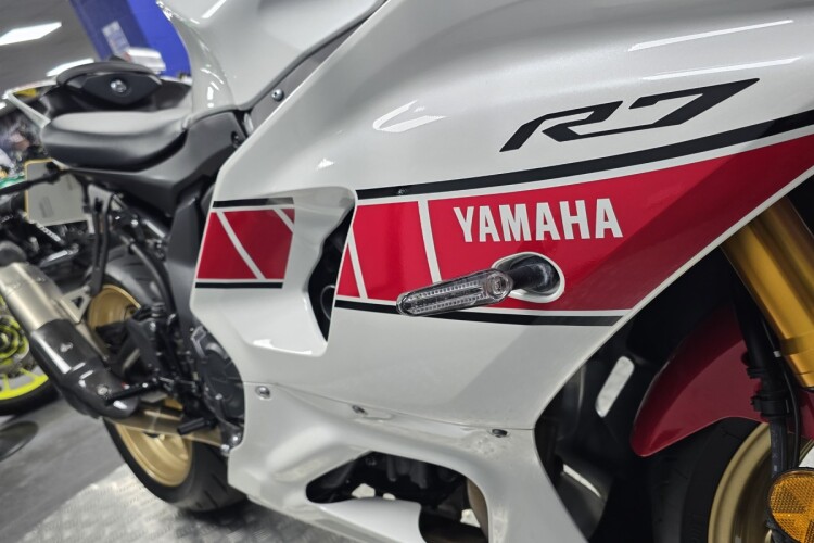 YAMAHA R7