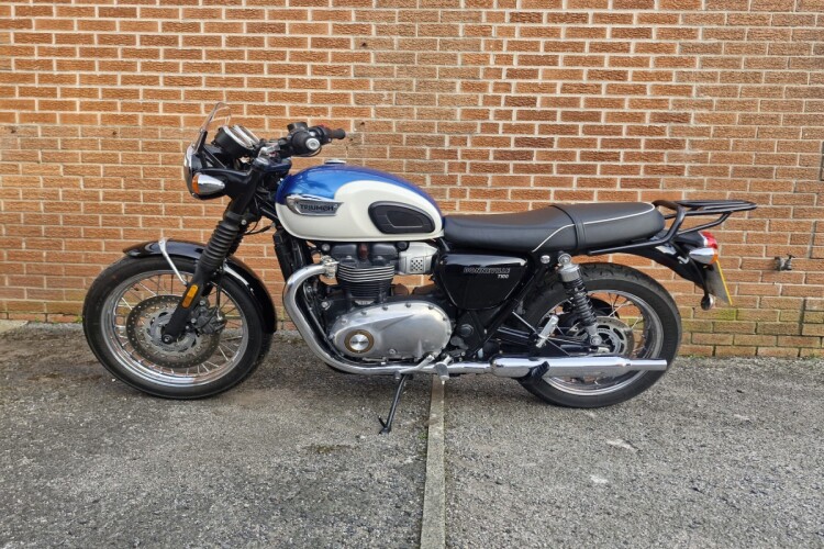 TRIUMPH BONNEVILLE T100