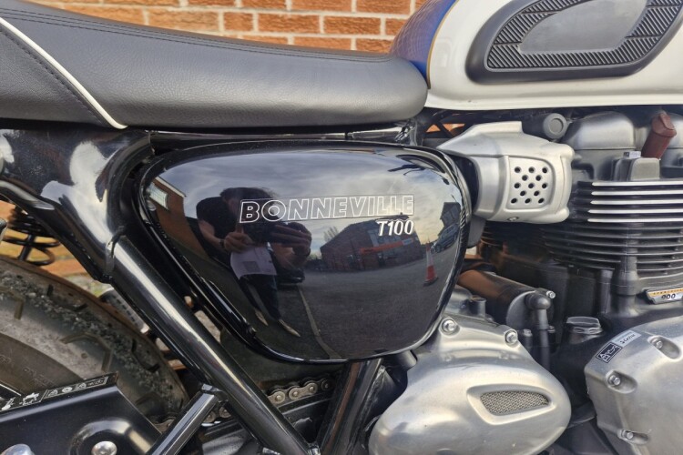 TRIUMPH BONNEVILLE T100
