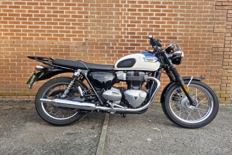 TRIUMPH BONNEVILLE T100
