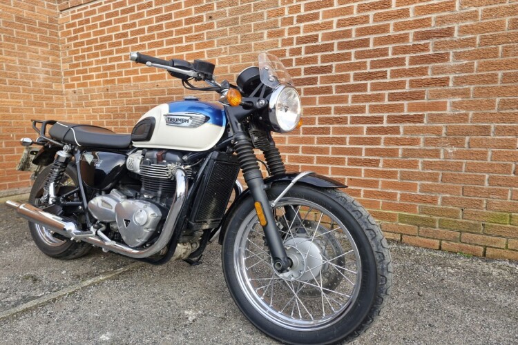 TRIUMPH BONNEVILLE T100