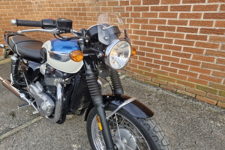 TRIUMPH BONNEVILLE T100