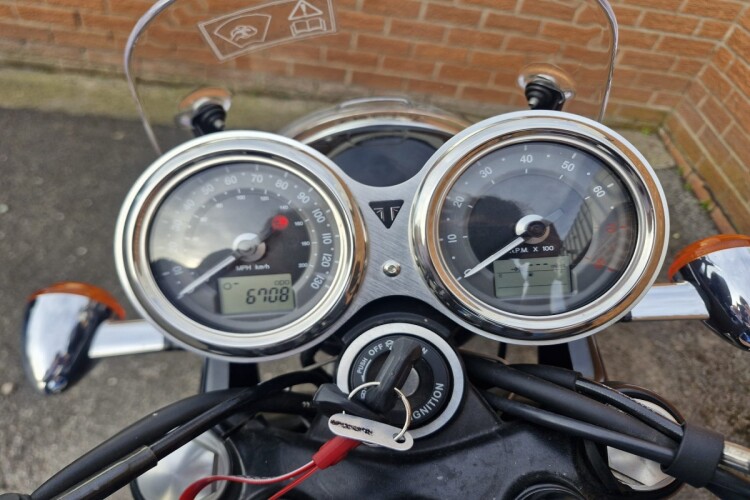 TRIUMPH BONNEVILLE T100