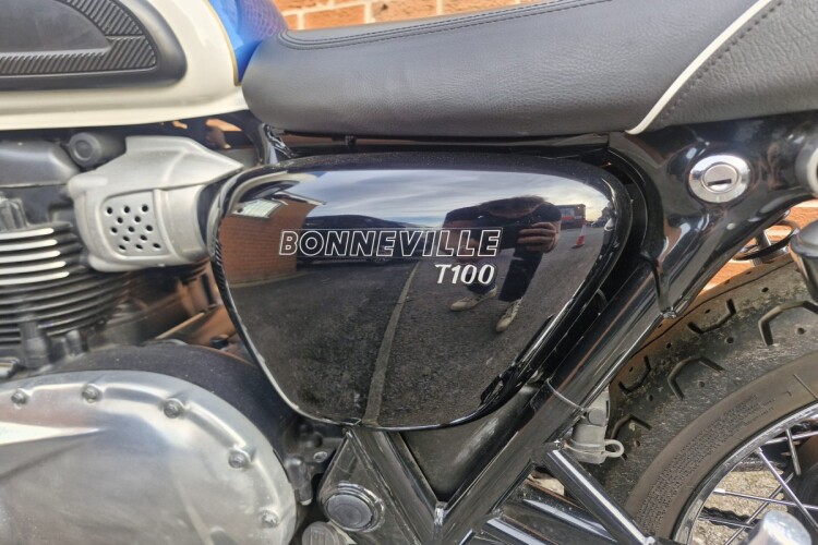 TRIUMPH BONNEVILLE T100