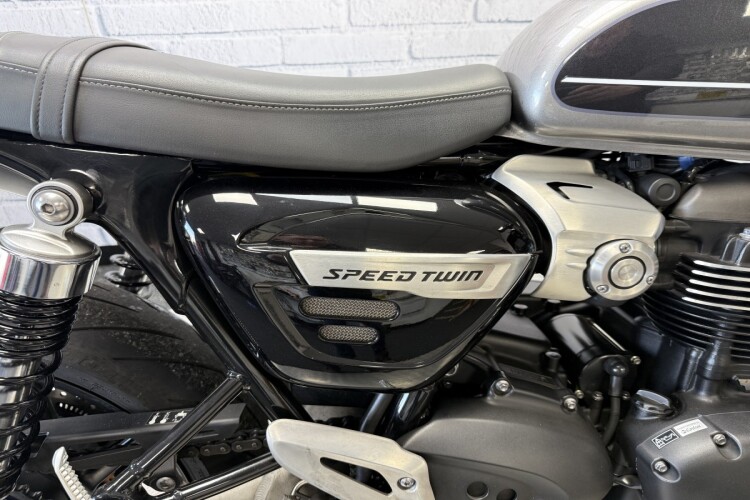 TRIUMPH SPEED TWIN 1200
