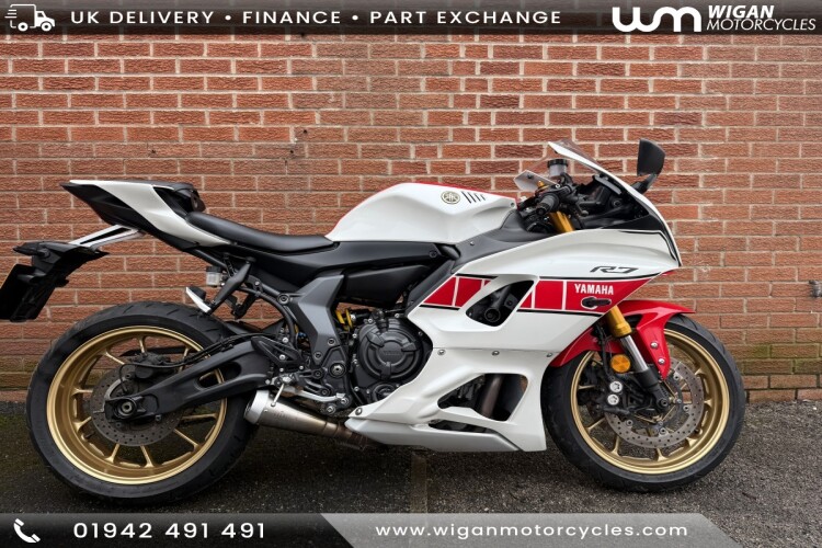 YAMAHA R7