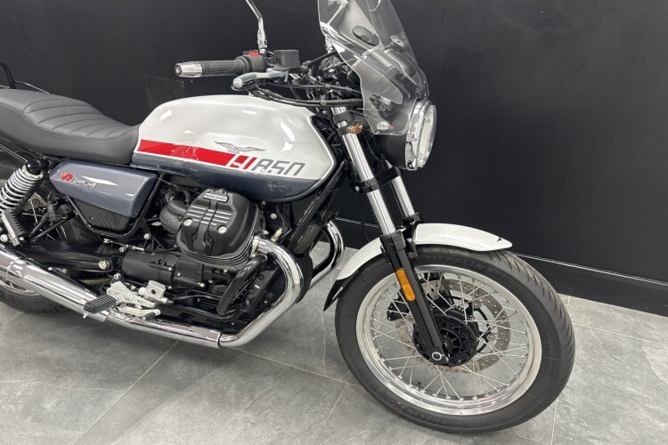 MOTO GUZZI V7