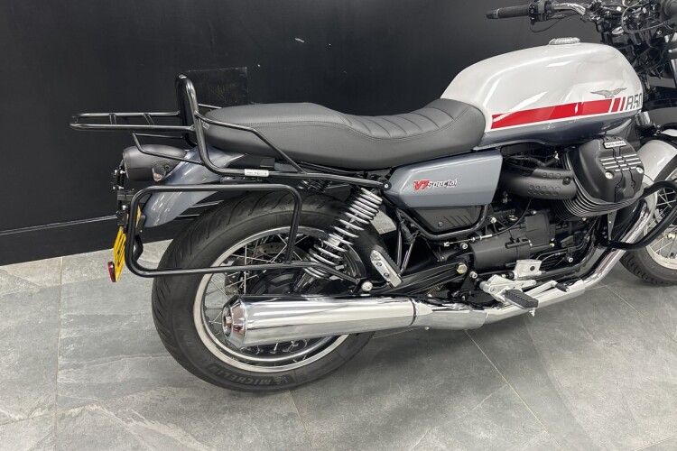 MOTO GUZZI V7