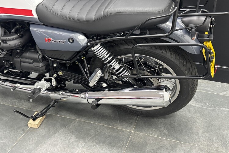 MOTO GUZZI V7