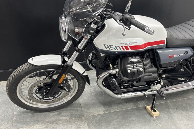MOTO GUZZI V7