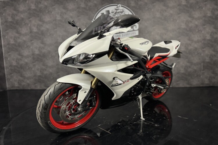 TRIUMPH DAYTONA 675