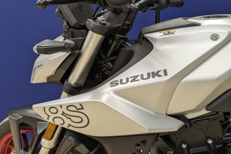 SUZUKI GSX-8S