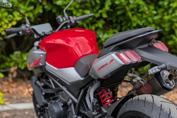 QJMOTOR SRK 900