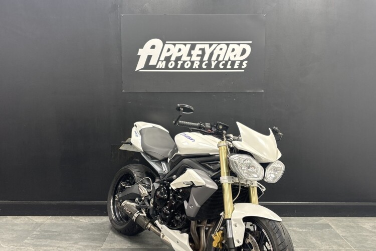 TRIUMPH STREET TRIPLE 675