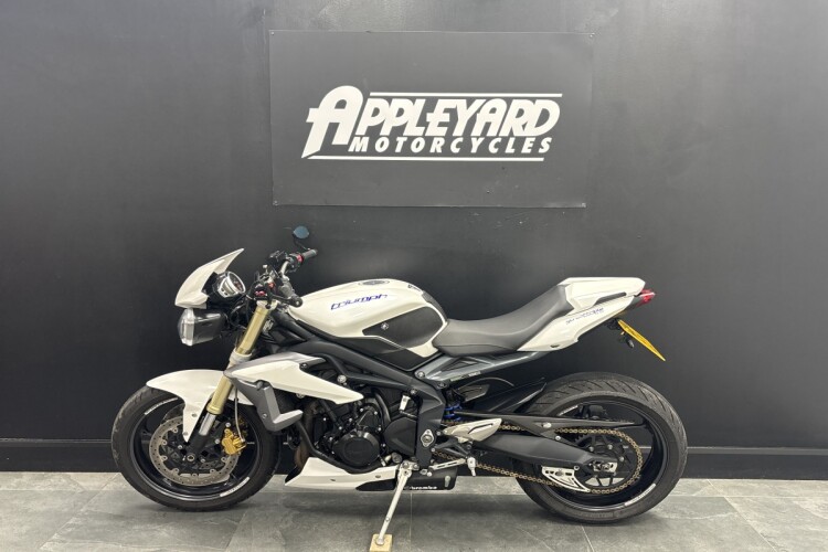TRIUMPH STREET TRIPLE 675