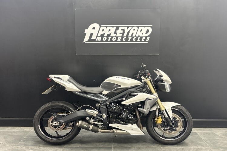 TRIUMPH STREET TRIPLE 675