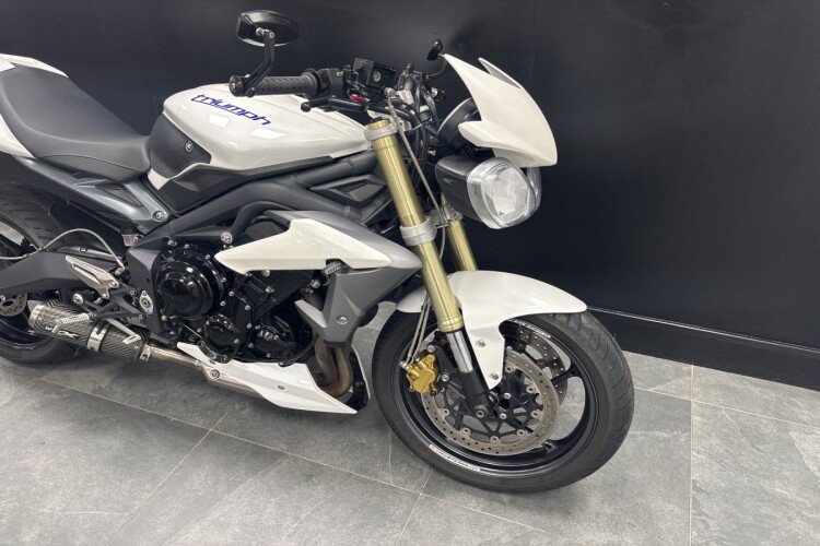 TRIUMPH STREET TRIPLE 675