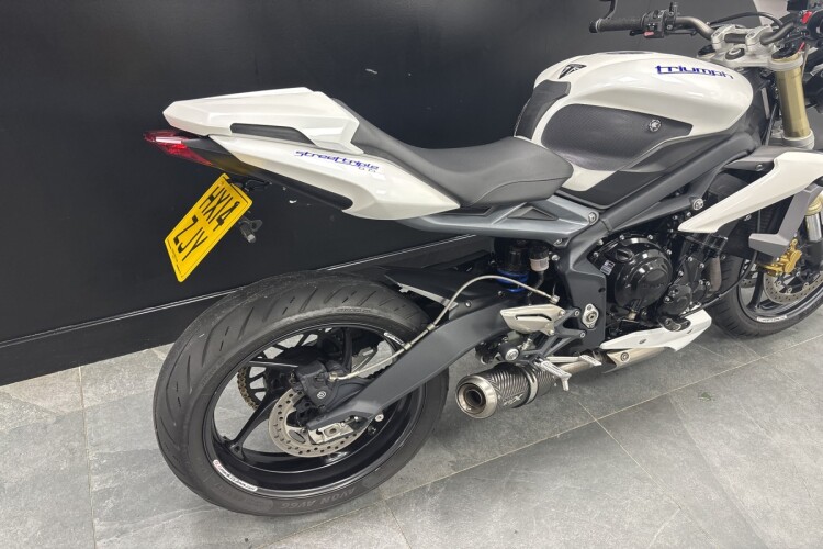 TRIUMPH STREET TRIPLE 675