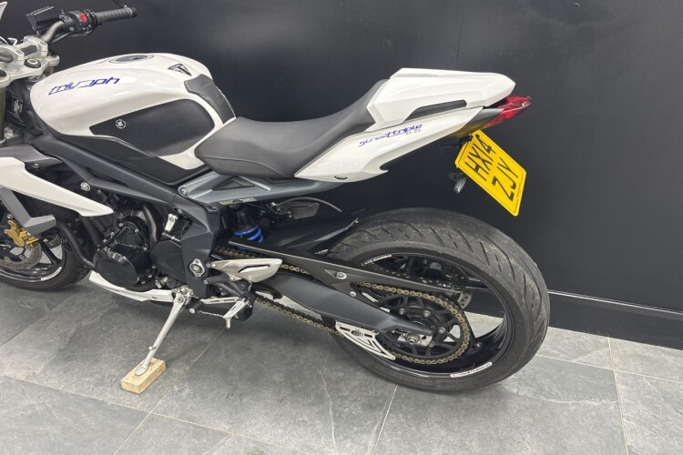 TRIUMPH STREET TRIPLE 675