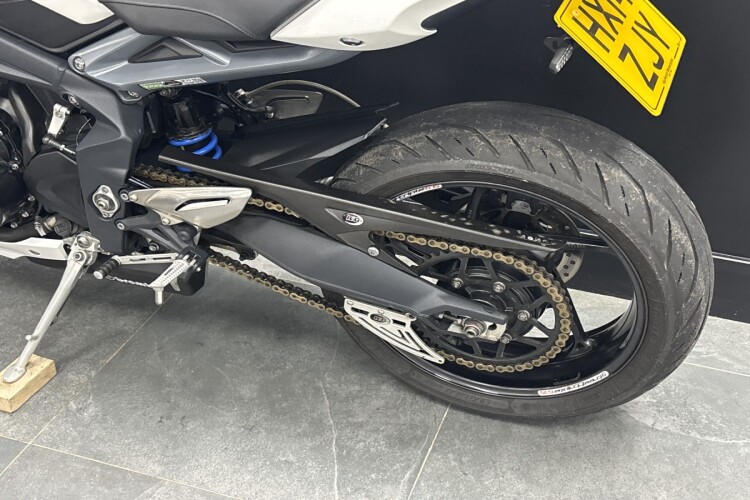 TRIUMPH STREET TRIPLE 675