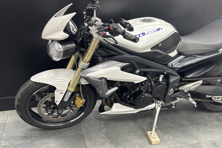 TRIUMPH STREET TRIPLE 675