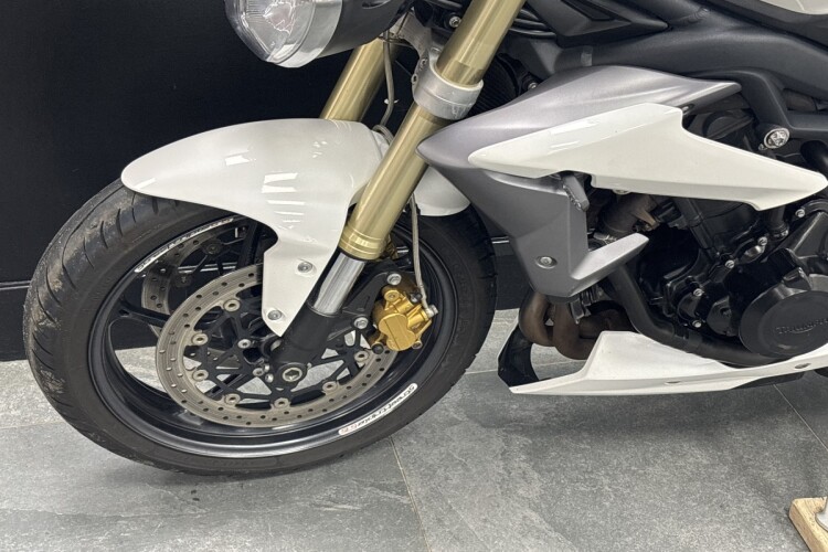 TRIUMPH STREET TRIPLE 675
