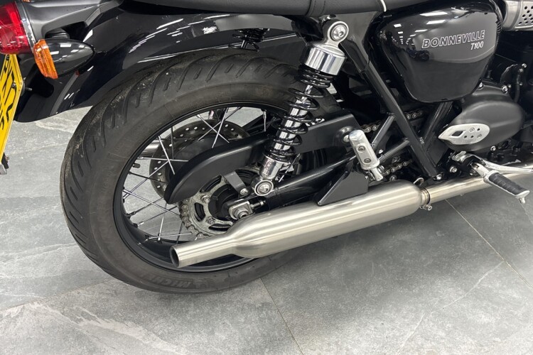 TRIUMPH BONNEVILLE T100