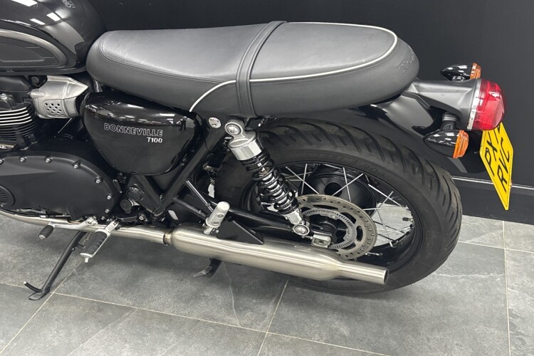 TRIUMPH BONNEVILLE T100