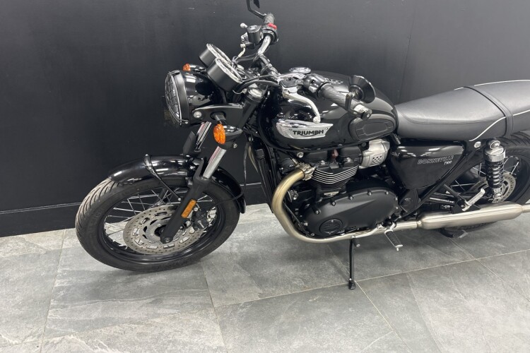 TRIUMPH BONNEVILLE T100