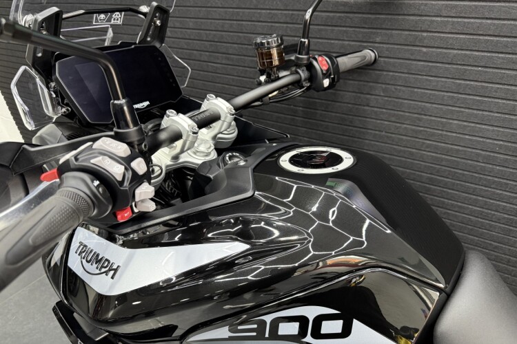 TRIUMPH TIGER 900