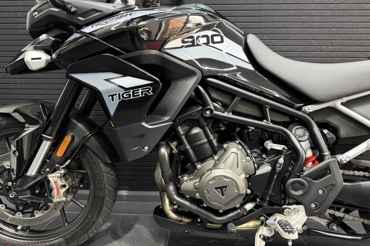 TRIUMPH TIGER 900