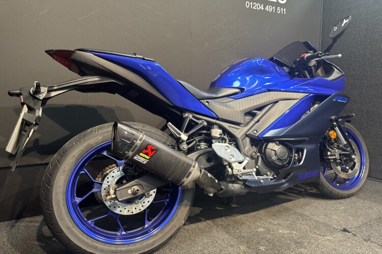 YAMAHA R3